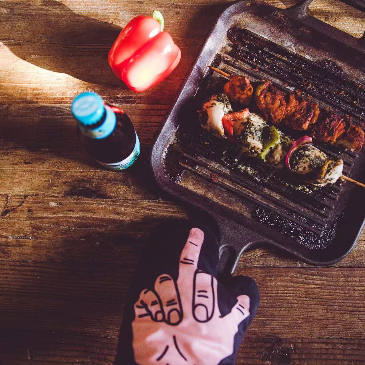 Middle Finger Oven Mitt Funny Flip The Bird Graphic Novelty Kitchen Glove Funny Graphic Kitchenware Bakeware Funny Food Novelty Cookware Black