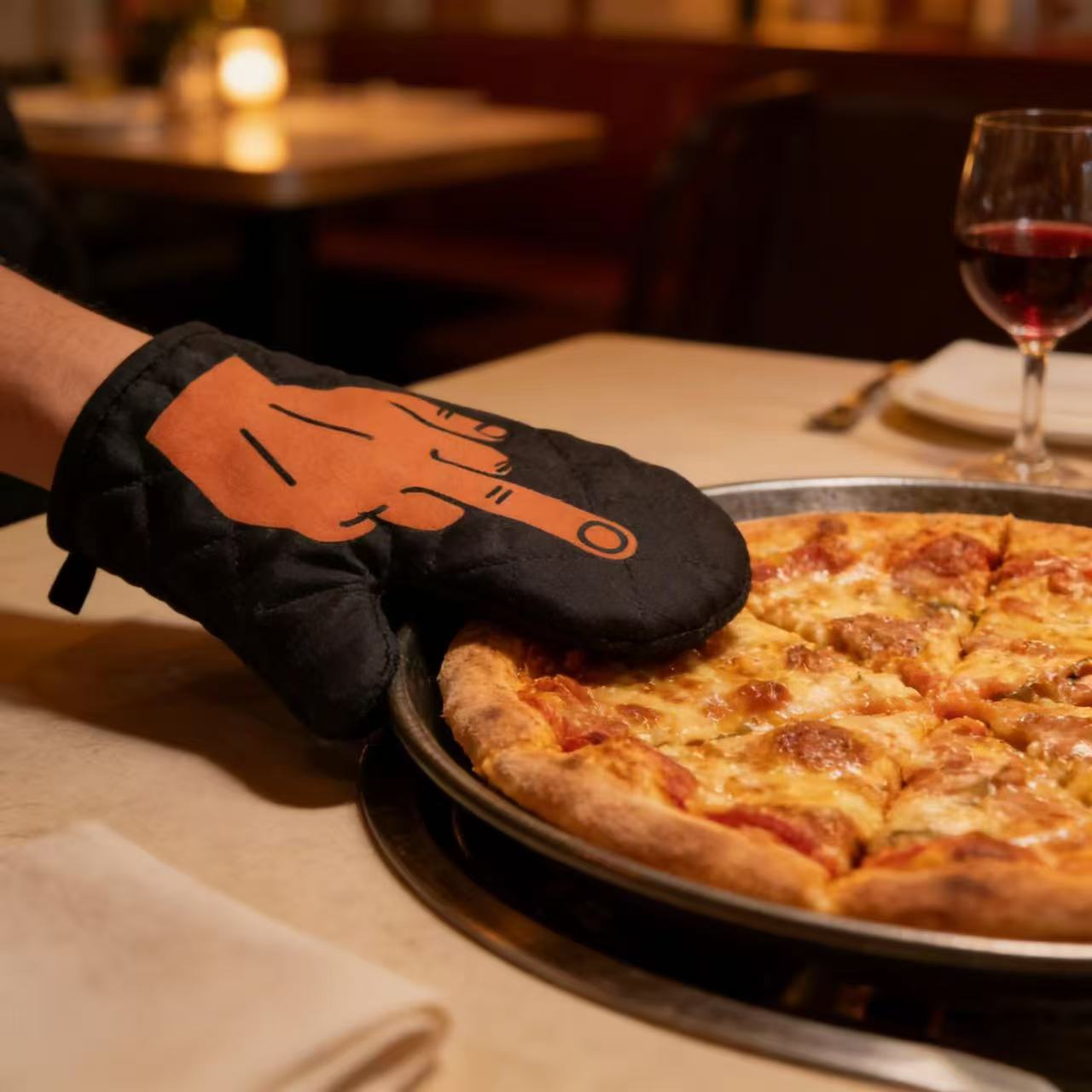 Middle Finger Oven Mitt Funny Flip The Bird Graphic Novelty Kitchen Glove Funny Graphic Kitchenware Bakeware Funny Food Novelty Cookware Black